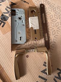 Maniglie e serratura porte