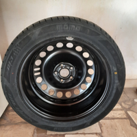 Cerchio in acciaio con copertura 215/50 ZR17