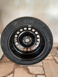 Cerchio in acciaio con copertura 215/50 ZR17