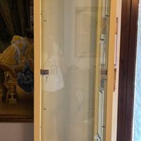 Vetrine legno di colore giallo