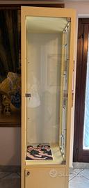 Vetrine legno di colore giallo