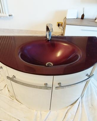 lavandino bagno in vetro bordeaux con sportelli