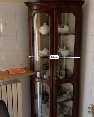 Vetrinetta colonnare ad angolo in arte povera