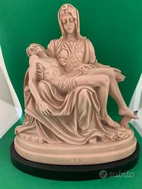Scultura copia Pietà di Michelsngelo