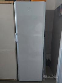 freezer a colonna marca Indesit usato 