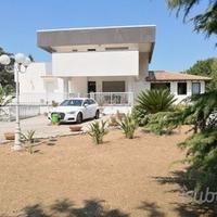 Prestigiosa villa unifam. 3 liv. ampio giardino