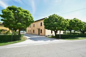 Rustico / Casale di 798 m² con più di 5 locali e b