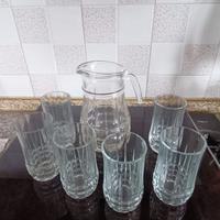 Servizio bicchieri con caraffa.