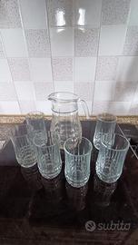 Servizio bicchieri con caraffa.