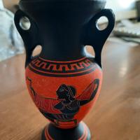 Vaso decorato arancione acceso e nero