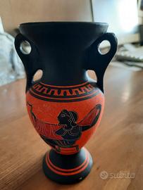 Vaso decorato arancione acceso e nero