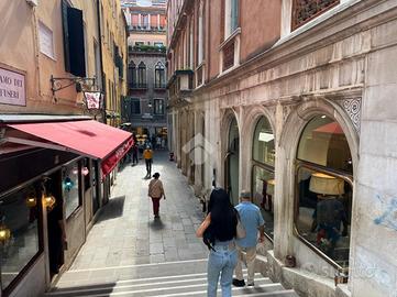 NEGOZIO A VENEZIA