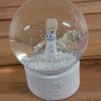 Palla di neve mascotte Tina Olimpiadi 2026