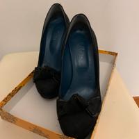 Décolleté con tacco a spillo e fiocco