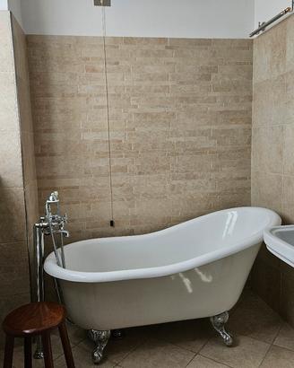 vasca freestanding con gruppo miscelatore Stella