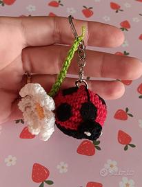 Coccinella amigurumi portachiavi con fiore