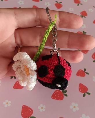 Coccinella amigurumi portachiavi con fiore