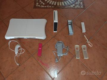 Console Wii con due joypad e accessori