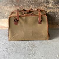 Vecchie valigie porta abiti