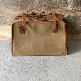 Vecchie valigie porta abiti