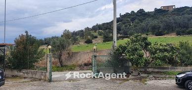 PROPRIETA' CON 2 APPARTAMENTI E GIARDINO DI 6000 M