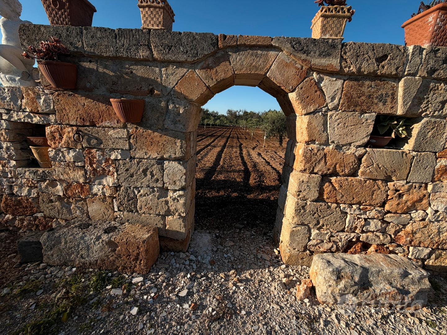 Rustico casolare e terreno - Altro