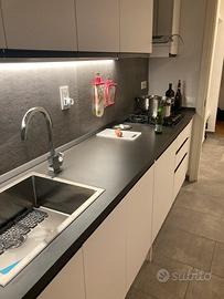 Cucina con elettrodomestici