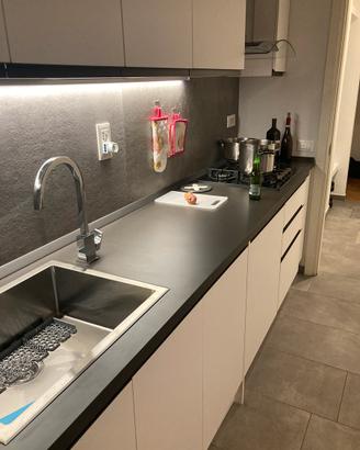 Cucina con elettrodomestici