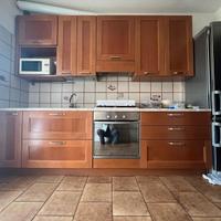 cucina con elettrodomestici 