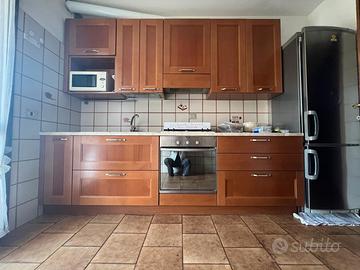 cucina con elettrodomestici 