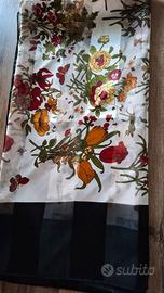 Foulard fantasia floreale e farfalle e bordo nero