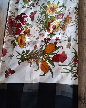 Foulard fantasia floreale e farfalle e bordo nero