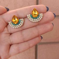 Orecchini in acciaio con strass e perline bianche