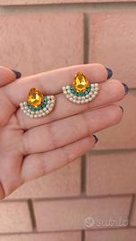 Orecchini in acciaio con strass e perline bianche