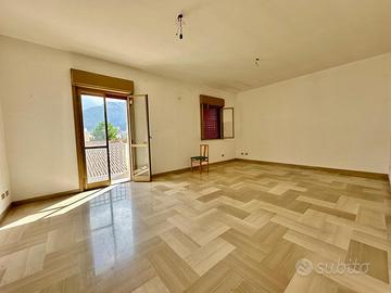 Appartamento al secondo piano in via V. Lo Piccolo