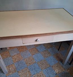 Tavolo da cucina da ristrutturare