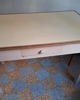 Tavolo da cucina da ristrutturare