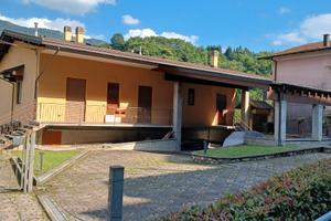 Appartamento con magazzino, cortile e tettoia