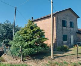 Casa indipendente con ampio giardino e magazzini