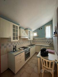 Cucina ad angolo con tavolo e sedie