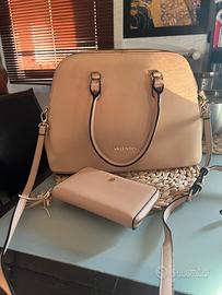 Borsa e portafoglio rosa