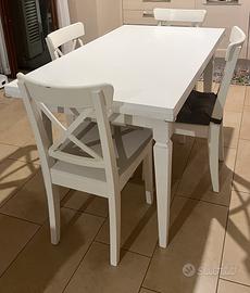 Tavolo e sedie in legno
