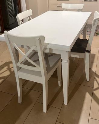 Tavolo e sedie in legno
