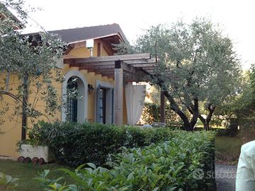 Bilocale in contesto con piscina