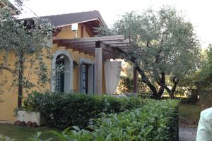 Bilocale in contesto con piscina