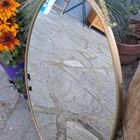 Specchio con cornice in bronzo lavorata