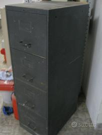 schedario cassettiera in ferro molto vecchia