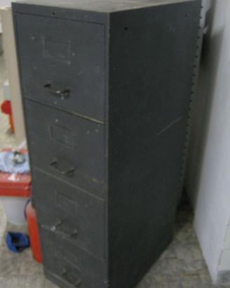 schedario cassettiera in ferro molto vecchia
