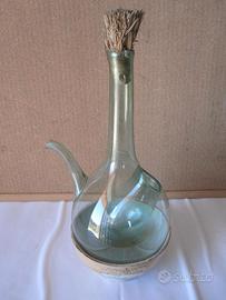 Antico decanter  vino in vetro con tappo vintage