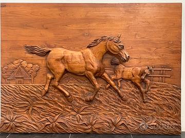 Bassorilievo in legno con cavalli al galoppo